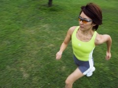 ランニングをする女性