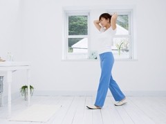 ウォーキングをする女性